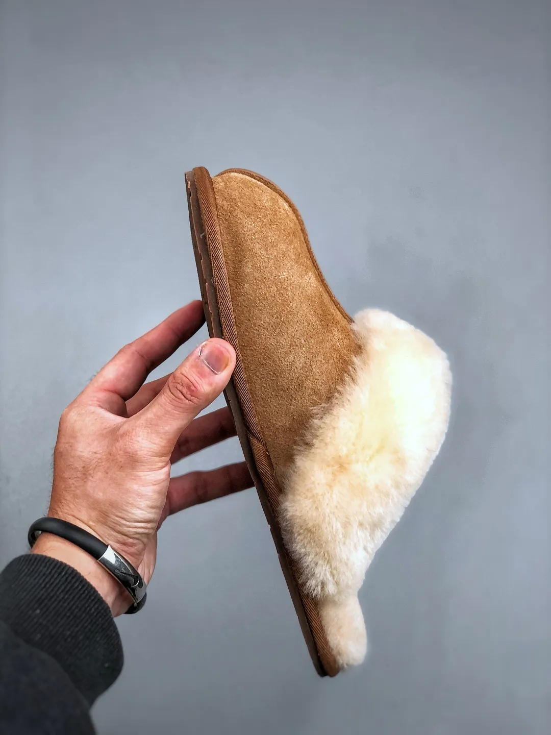Local pick-up💰480 supports store placement. The top version on the market, UGG Star Slippers, 1cm thin sole, women's snow boots, produced by a major foreign trade factory in Guangzhou. Real sheep fur from toe to insole. Independent outer box packaging. Chip with waterproof technology. Different from any version on the market. Independent original development of outsole. Cashmere insole. Keep warm when going out in winter. It is a very suitable choice for home use. In recent years, UUG has launched a series of styles, which are partly preferred by young consumers. It has also moved to the forefront of fashion trends. Shoe body material: water-repellent coated suede upper, 17mm UGGPURE™ implanted wool insole, lightweight non-slip comfortable rubber outsole, brand LOGO, complete package, size: 35-40